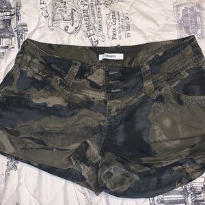 Camo shorts 2/1